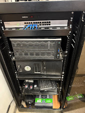 Rack com equipamentos de informática e rede